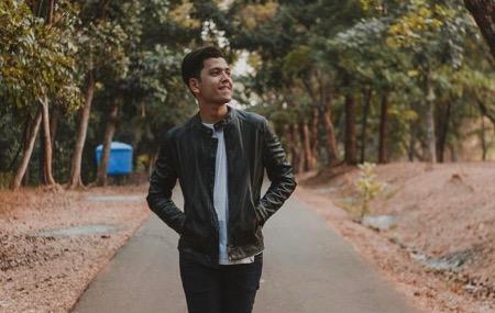 Rendi Jhon 2 Rendi Jhon memakai jaket kulit.