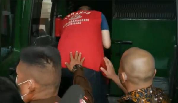 Asong Dieksekusi 2 Kejaksaan Tinggi Kalimantan Barat mengeksekusi Prasetyo Gow alias Asong, buronan kasus illegal logging selama 15 tahun. (Foto: iNews/Uun Yuniar)