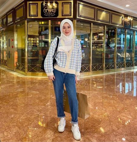 Ayana Moon1 Ayana Moon artis K-Pop yang beragama Islam.