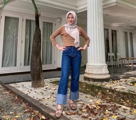 Ayana Moon dengan gaya kasualnya.