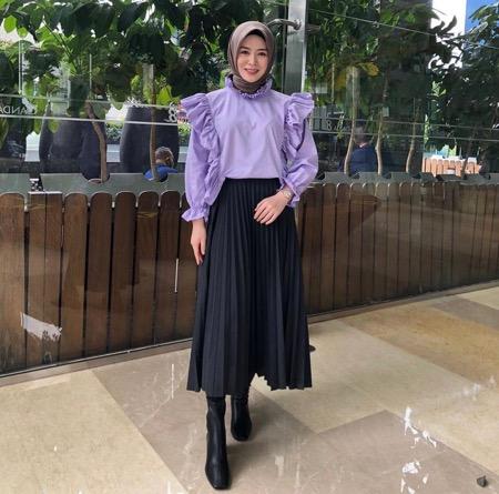 Ayana Moon rok Ayana Moon dengan rok lipit.