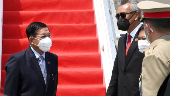 Pemimpin junta Myanmar Min Aung Hlaing tiba di Bandara Soekarno Hatta (Foto: Istana Presiden RI via Reuters)