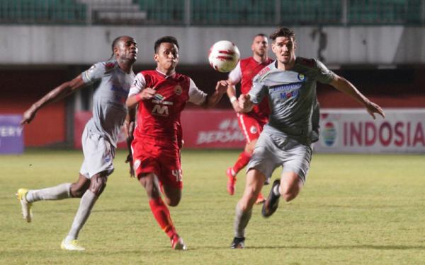 Pemain Persib Bandung dan Persija Jakarta berebut bola pada leg pertama final Piala Menpora 2021 di Stadion Maguwoharjo, Kamis (22/4/2021). (Foto: Antara/Andreas Fitri Atmoko)