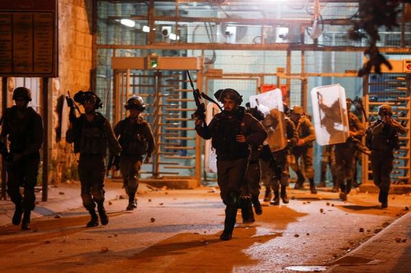 Polisi Israel berusaha meredam aksi protes di Hebron, kota Palestina yang diduduki zionis, Sabtu (24/4/2021) malam. (Foto: Reuters)