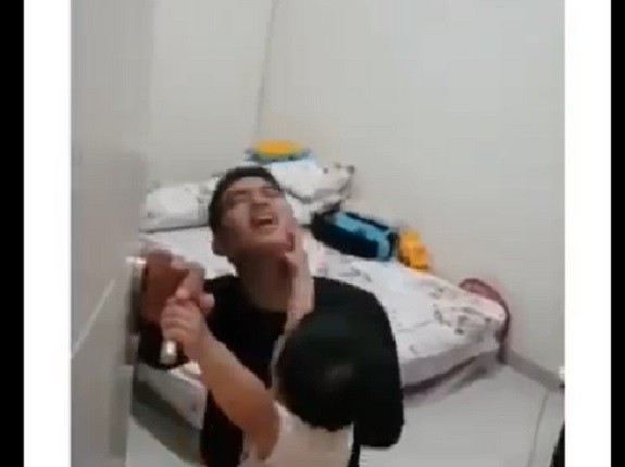 Tangkapan layar saat Lettu Imam Adi dilarang anaknya berangkat dinas dan dikunci di kamar. (Foto: MNC Portal/Hari Tambayong)