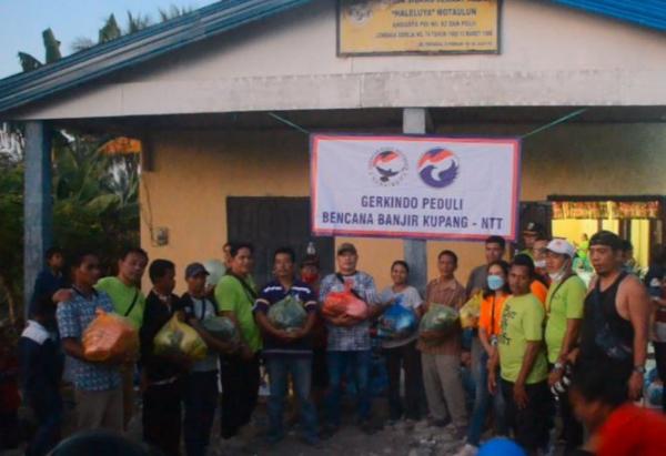 Gerkindo membagikan bantuan sembako bagi korban bencana banjir bandang badai Seroja di Kabupaten Malaka, NTT. (Foto: MNC Portal/Stefanus Dile Payong)