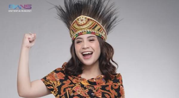 Nagita Slavina mengenakan busana tradisional Papua. (Foto: Dok YouTube RANS)