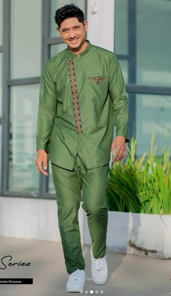 Gaya Arya Saloka mengenakan Baju Koko. (Foto: Instagram/ Arya Saloka) 