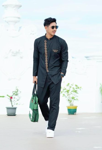 Gaya Arya Saloka mengenakan Baju Koko. (Foto: Instagram/ Arya Saloka) 