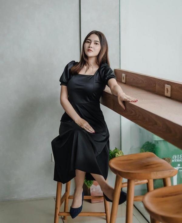IMG 20210425 WA0002 Nella Kharisma menggunakan Busana vintage Hitam. (Foto: Instagram)