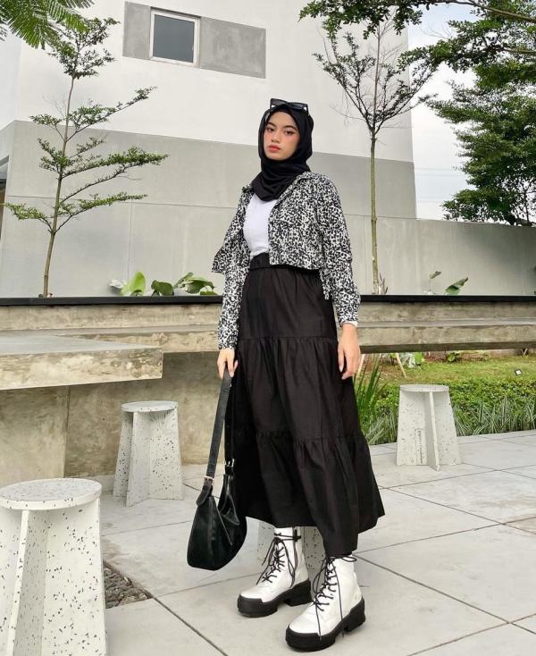 Screenshot 20210425 072256 Instagram Petugas masih berjibaku memadamkan api yang sudah enam hari membakar tempat penampungan ban bekas di Gunung Putri, Bogor, Jawa Barat, Sabtu (24/4/2021) di lahan seluas satu hektare. (Foto: Instagram @damkarkotabogor_official)