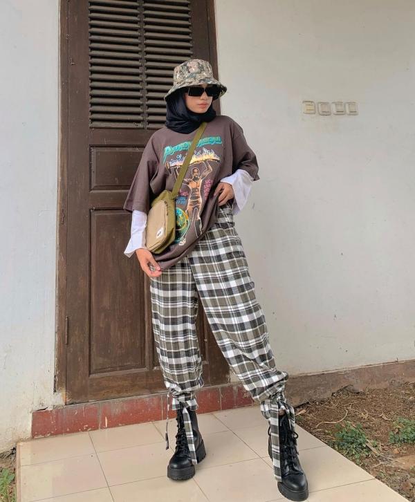 Screenshot 20210425 072333 Instagram Petugas masih berjibaku memadamkan api yang sudah enam hari membakar tempat penampungan ban bekas di Gunung Putri, Bogor, Jawa Barat, Sabtu (24/4/2021) di lahan seluas satu hektare. (Foto: Instagram @damkarkotabogor_official)