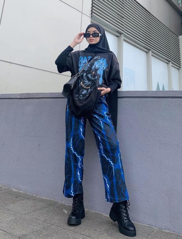 Screenshot 20210425 072403 Instagram Petugas masih berjibaku memadamkan api yang sudah enam hari membakar tempat penampungan ban bekas di Gunung Putri, Bogor, Jawa Barat, Sabtu (24/4/2021) di lahan seluas satu hektare. (Foto: Instagram @damkarkotabogor_official)