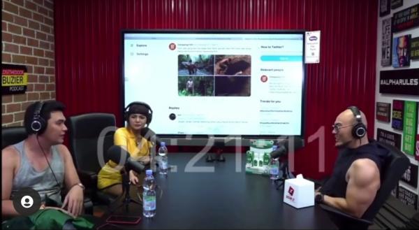 Mensos Tri Rismaharini saat berkunjung ke rumah Lettu Imam Adi, kru KRI Nanggala-402 yang tenggelam. (Foto: MNC Portal/Hari Tambayong)