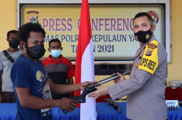 Simpatisan KKB/OPM Papua menyerahkan senjata ke Kapolres Kepulauan Yapen. Mereka juga menyatakan setia ke NKRI di Mapolres Kepulauan Yapen, Senin (26/4/2021). (Foto: Dok.Humas Polres Yapen)