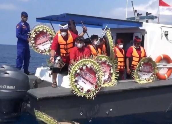 26 Tabur Bunga Gubernur Bali Wayan Koster bersama seluruh bupati dan wali kota melakukan tabur bunga bagi korban KRI Nanggala 402. (Foto: MNC Portal/Pande Wismaya)