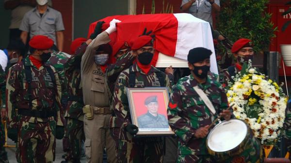 Pemakaman Kabinda Papua Mayjen TNI Anumerta I Gusti Putu Danny Karya Nugraha di TMP Kalibata, Jakarta Selatan, Selasa (27/4/2021) dijaga ketat. (Foto: iNews.id/Irfan Ma`ruf)