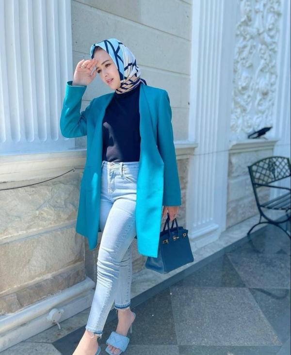 Tangkapan layar kades di Tulungagung diduga membagi-bagikan uang ke warga hingga memicu kerumunan massa. (Foto: MNC Portal/Solichan Arif)