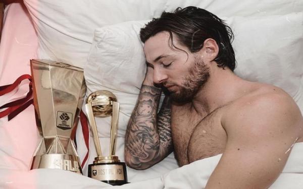Marc Klok Persija Jakarta juara Piala Menpora 2021. Gelandang Macan Kemayoran Marc Klok berselebrasi tidur bersama trofi pramusim itu. (Foto: Instagram @marcklok)