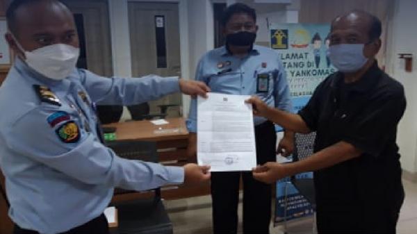 SUNDA EMPIRE3 Nasri Banks yang menjabat sebagai Perdana Menteri Sunda Empire bebas asimilasi dari Lapas Banceuy Bandung. (Foto: istimewa)