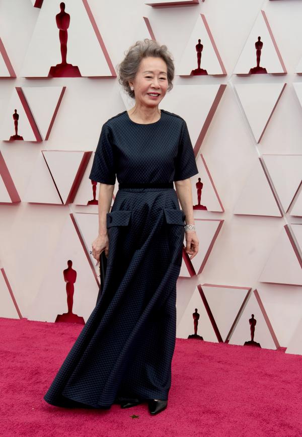 Yuh Jung Aktris Korea Youn Yuh-jung memikat dengen gaya adet Mudanya. (Foto : dok Bazaar)