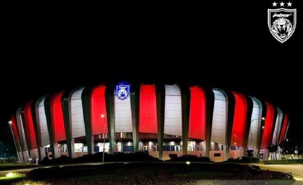 Stadion di Johor Darul Ta'zim, Malaysia, menyalakan lampu merah putih sebagai bentuk penghormatan atas gugurnya para awak KRI Nanggala 402 di perairan Bali.