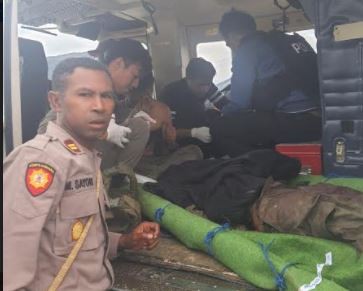 Tiga anggota Brimob yang ditembak KKB di Ilaga dievakuasi. (Foto: ist)