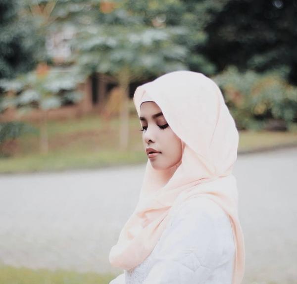 Rimar menggunakan busana muslim. (Foto: Instagram @rimar1111)