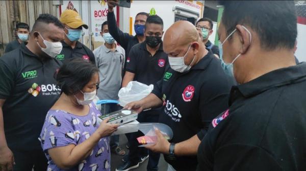 Dewan Pemimpin Pusat (DPP) Barisan Penjaga (Baja) Perindo berbagi keberkahan kepada warga di sekitar di Jalan Pariaman Dalam, Pasar Rumput, Jakarta Selatan (Jaksel), Selasa (27/4/2021). (Foto: Refi Sandi).