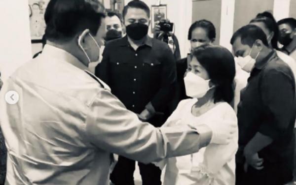 Menteri Pertahanan Prabowo Subianto menemui ibunda Letda Laut Rhesa Tri Sigar yang gugur di KRI Nanggala 402. (Instagram)