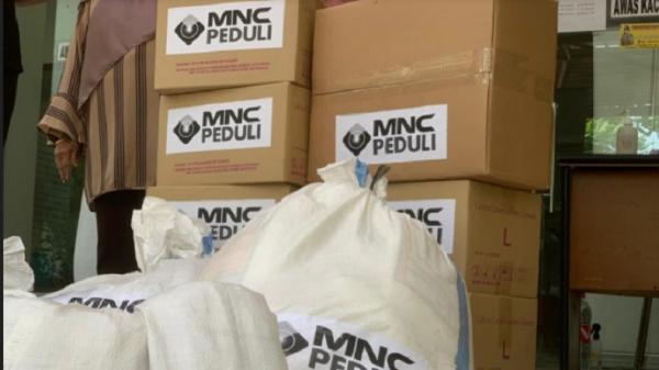 Mnc Peduli Di Cikarang 2 Dul MNC Peduli menyalurkan Alat Pelindung Diri (APD) ke Rumah Sakit (RS) Amanda Cikarang Selatan, Selasa (27/4/2021). (Foto: Abdullah M Surjaya).