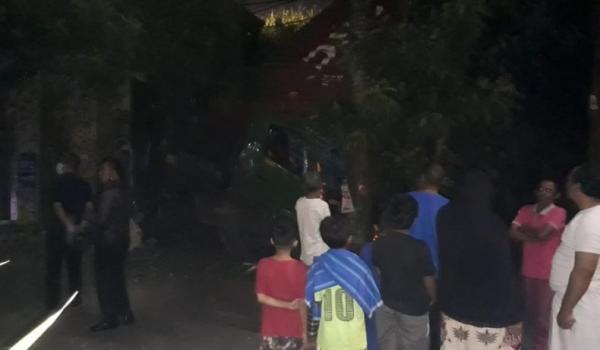 Truk tronton terjun bebas di jembatan Tol Serpong di Rawa Mekar Jaya, Serpong,  jadi tontonan warga. (Foto: Hambali)