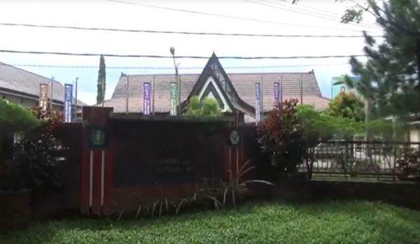 Kampus Politeknik Kesehatan (Poltekkes) di Pontianak menjadi klaster Covid-19. (Foto: iNews/Barlian Pasore)