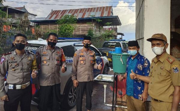 kapolres enrekang pantau prokes 1 Kapolres Enrekang AKBP Andi Sinjaya mengontrol pelaksanaan protokol kesehatan covid-19 di masjid-masjid. (Foto: Istimewa)