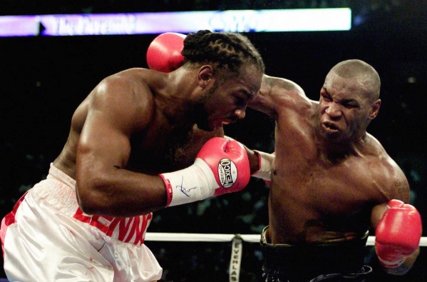 Mike Tyson Vs Lennox Lewis Mike Tyson dan Lennox Lewis bertarung pada 2002. (Foto: The Sun)
