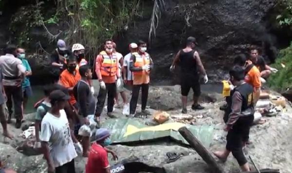 Mayat Komang Ayu Ardani yang jatuh di Tukad Petanu, Ubud, Gianyar, Bali ditemukan Rabu (28/4/2021) sore. (Foto: iNews/Ketut Catur)