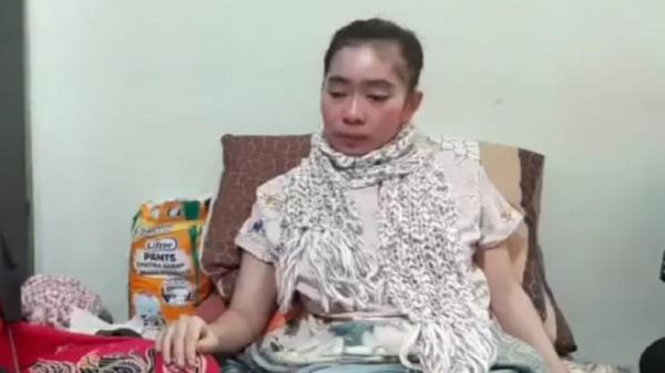 Susan Atela, guru kesenian di sebuah SMA di Kabupaten Sukabumi mengalami kelumpuhan dan gejala kebutaan setelah menerima vaksin dosis kedua. (Foto: iNews/Indra Firdaus)