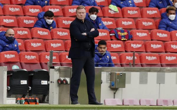 Pelatih Barcelona Ronald Koeman dikartu merah saat timnya kalah 1-2 dari Granada pada jornada ke-33 Liga Spanyol di Camp Nou, Jumat (30/4/2021) dini hari WIB. (Foto: Reuters)
