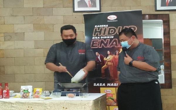 Demo masak Bumbu Sasa Nasi Goreng Sambal Mantah dalama cara penyerahan Rekor Muri dan buka bersama, Kamis (29/4/2021)