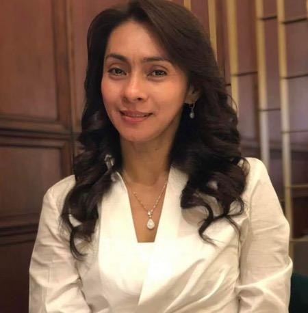 Sri Wahyumi Maria Manalip glamor dengan berlian.