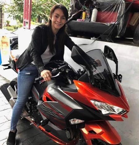 Sri Wahyumi Maria Manalip naik moge.