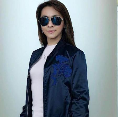 Sri Wahyumi Maria Manalip tampil berkacamata.