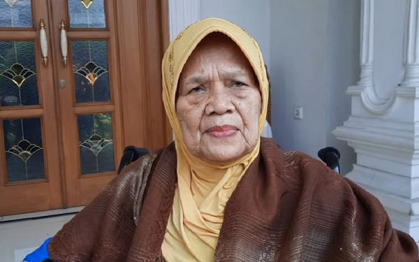 IWA KARTIWA2 Momoh Fatimah (80), ibu kandung Kolonel Laut Iwa Kartiwa. (Foto: iNews/Asep Juhariyono)