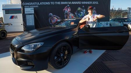 Marc Marquez di depan mobil BMW M6 miliknya.