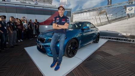 Marc Marquez 3 Marc Marquez di depan mobil BMW M2 Coupe.