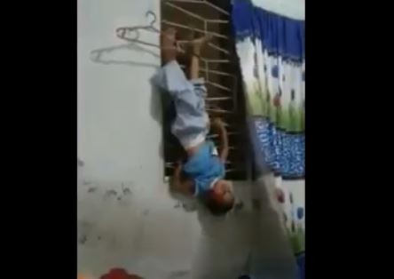 Tangkapan layar anak balita digantung sang ayah di jendela. (Foto: MNC Portal/Eris Utomo)