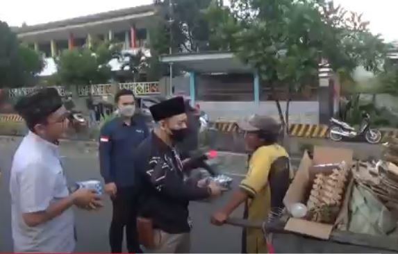 Ketua DPD Rescue Partai Perindo, Kabupaten Rejang Lebong, Putra Mas Wigiro membagikan takjil. (Foto: MNC Portal)