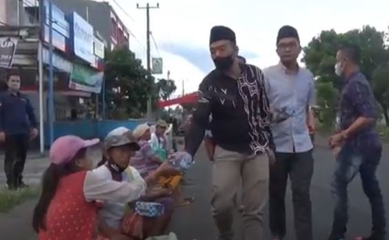 Ketua DPD Rescue Partai Perindo, Kabupaten Rejang Lebong, Putra Mas Wigiro ke pedagang asongan. (Foto: MNC Portal)