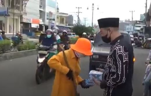 Ketua DPD Rescue Partai Perindo, Kabupaten Rejang Lebong, Putra Mas Wigiro ke penyapu jalan. (Foto: MNC Portal)