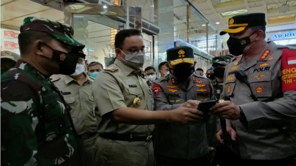 Anies Tanah Abang Gubernur Anies Baswedan bersama Pangdam Jaya Mayjen TNI Dudung Abdurachman dan Kapolda Metro Jaya Irjen Pol Fadil Imran di Pasar Tanah Abang, Minggu (2/5/2021). (Foto: iNews.id/Irfan Ma`ruf).